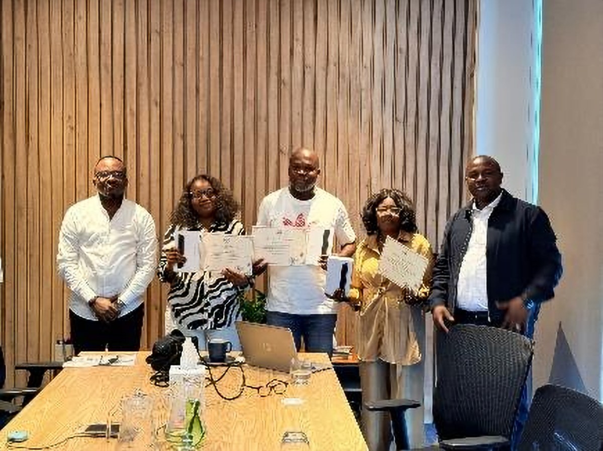 Agents de protocole du CEEC avec leurs certificats